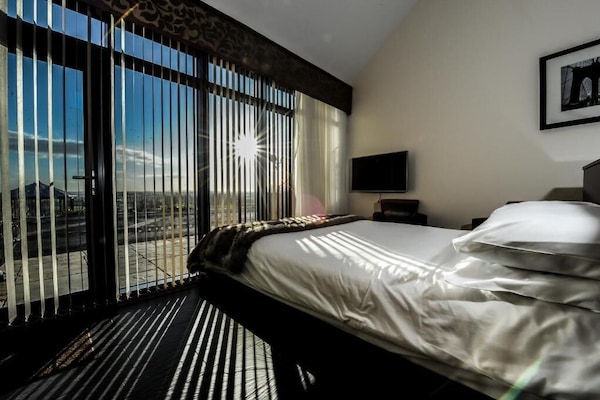 Bureau, fer et planche Ă  repasser, Wi-Fi gratuit, draps fournis