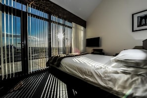 Escritorio, tabla de planchar con plancha, wifi gratis y ropa de cama