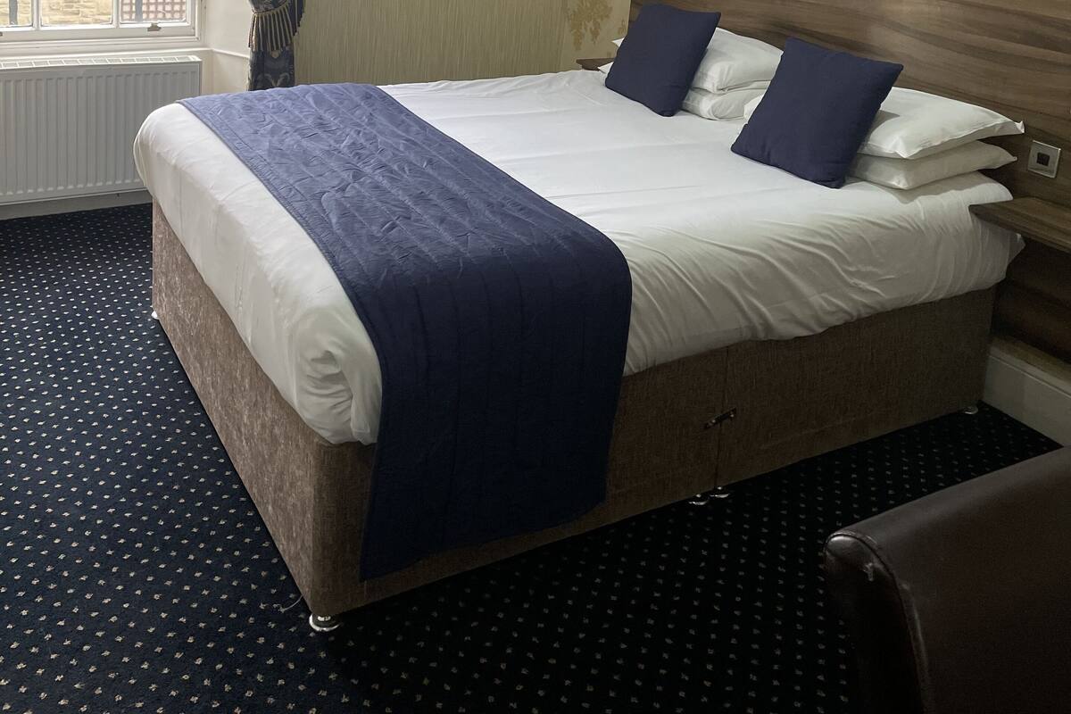 Escritorio, tabla de planchar con plancha, wifi gratis y ropa de cama