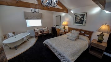 Bridal Suite | Desk, iron/ironing board, free WiFi, bed sheets