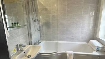 Executive Main Hotel | Bathroom | Free toiletries, hair dryer, towels, soap