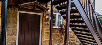 Rustic apartment, king bed, ensuite, parking, wifi
