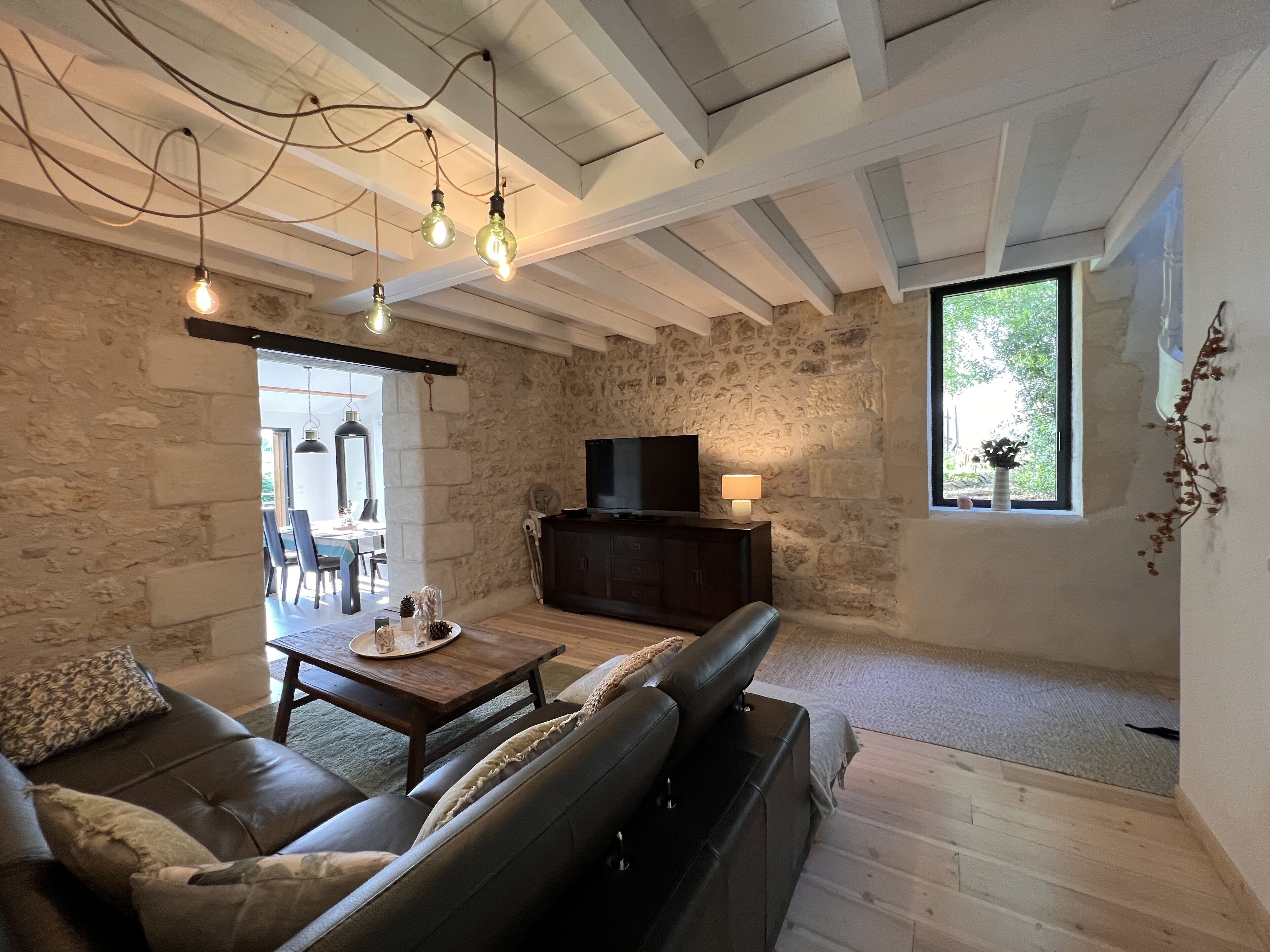 智能电视、电子游戏、桌上足球、乒乓球