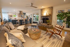 Televisión, chimenea, futbolito y tenis de mesa 