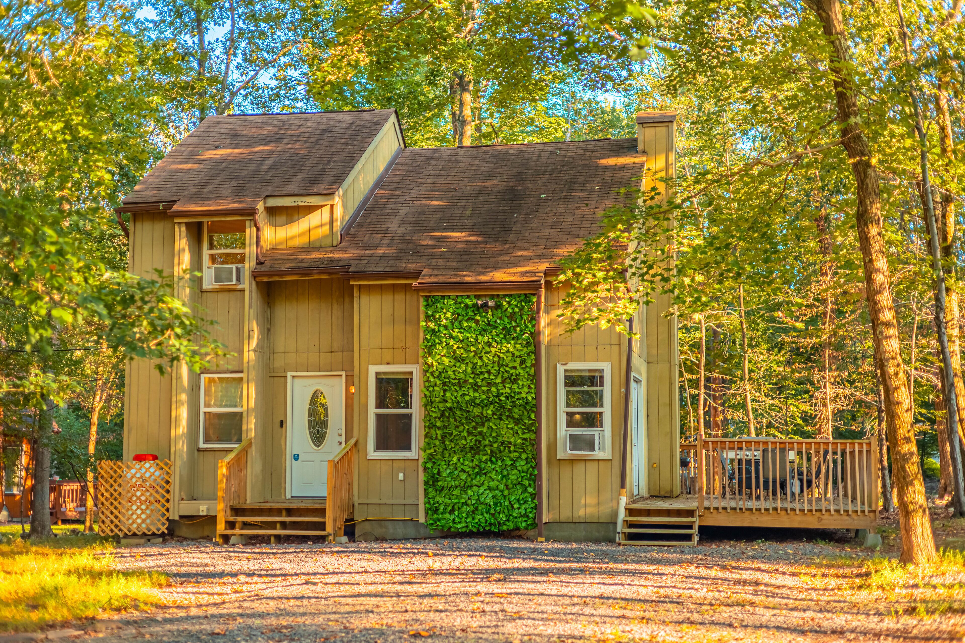 King Bed, Large Deck, Firepit at Poconos Escape minutes to all major attractions