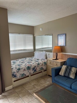 Tabla de planchar con plancha, wifi y ropa de cama 