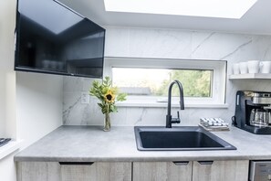 Réfrigérateur, micro-ondes, four, plaque de cuisson