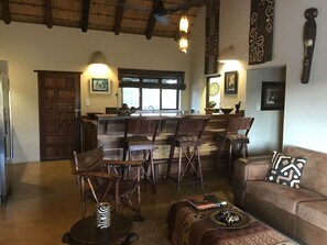 Living area - Luxurious African Bush home in a magical wildlife setting near Kruger Game Park (Hoedspruit)