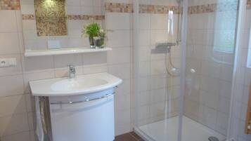 Dusche, Haartrockner, Handtücher