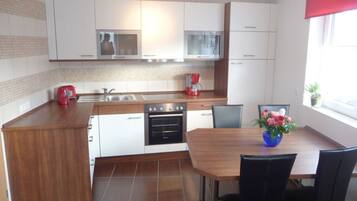 Fridge, microwave, stovetop, dishwasher