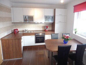 Frigorifero, microonde, piano cottura, lavastoviglie