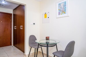 Comfort Studio | Dining room - Tanin - Spacious Studio Close to Burj Khalifa & Dubai Mall (Dubai)