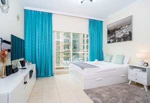 إستديو مريحة | منطقة المعيشة | تلفزيون ذكي بحجم 50-بوصة يعرض قنوات تلفزيونية باشتراك مدفوع، تلفزيون