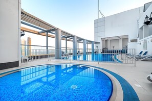 Outdoor pool - Tanin - Spacious Studio Close to Burj Khalifa & Dubai Mall (Dubai)