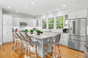 冷蔵庫、電子レンジ、オーブン、コンロ