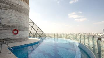 من حمّامات السباحة المغطاة