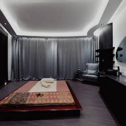 Salas de tratamiento para parejas, un sauna, una bañera de hidromasaje