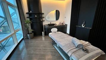 Couples treatment room(s), sauna, hot tub, steam room