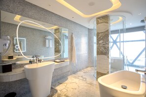 Presidential Room | Bathroom - Century Marina Hotel Lusail (Doha)