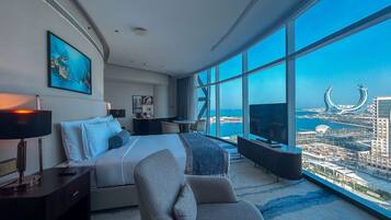 ميني بار وخزنة داخل الغرفة ومكتب ومساحة عمل للكمبيوتر المحمول