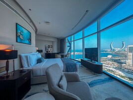 迷你吧、客房内保险箱、办公桌、笔记本电脑工作区