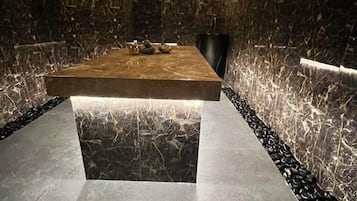 Couples treatment room(s), sauna, hot tub, steam room