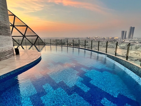 Salas de tratamiento para parejas, un sauna, una bañera de hidromasaje