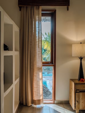Phòng Suite Deluxe | Minibar, két bảo mật tại phòng, bàn 
