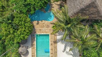 2 buitenzwembaden, parasols bij het zwembad en ligstoelen