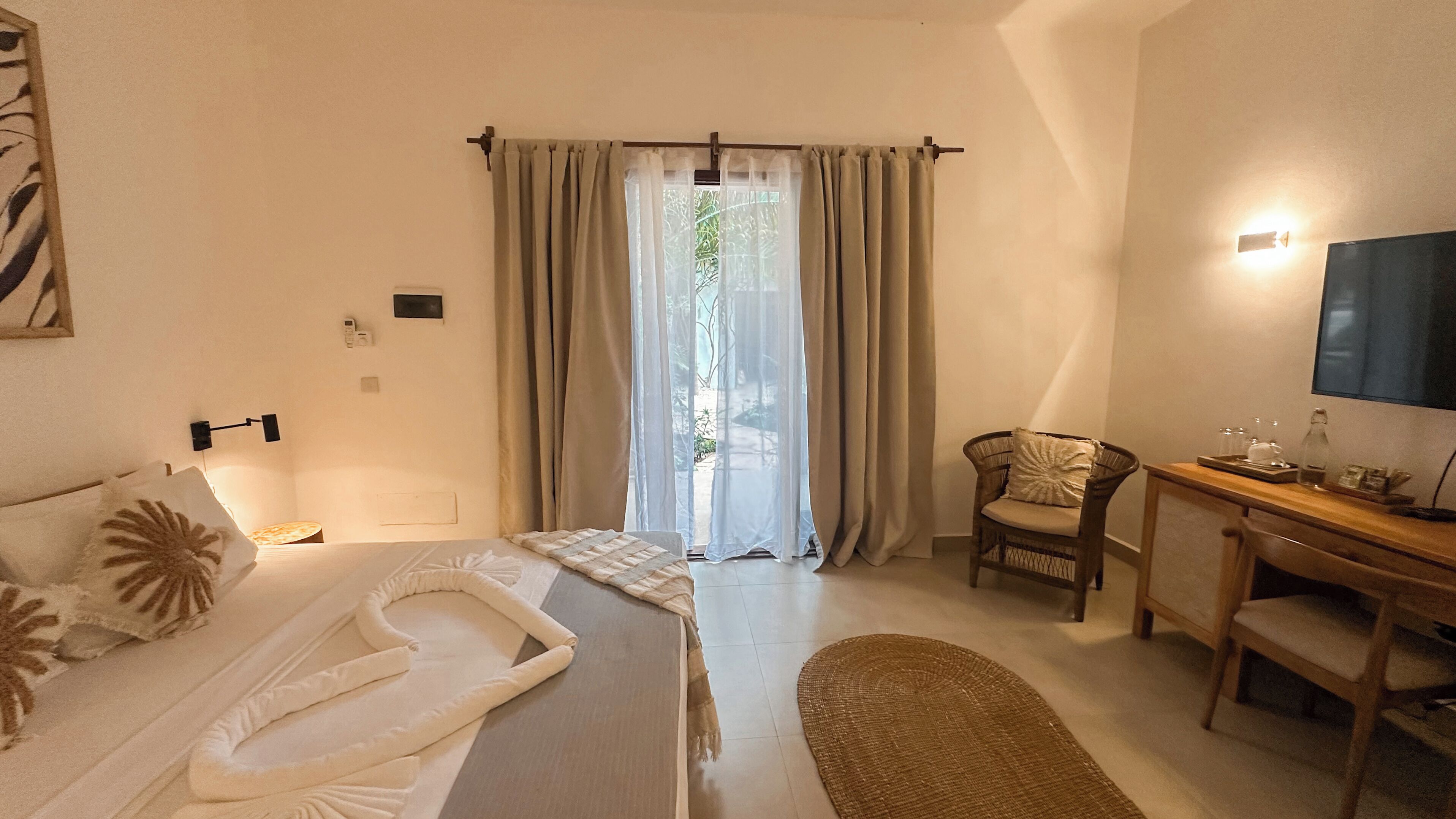 Caja de seguridad en la habitación y escritorio 