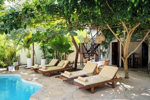 2 piscinas externas, guarda-sóis, espreguiçadeiras