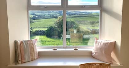 Pass the Keys | Beautiful 5BR Rural Cottage with Outstanding Views