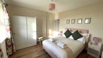 5 bedrooms, iron/ironing board, free WiFi, bed sheets