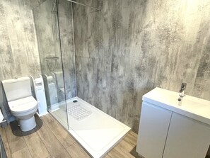 Dusch, hårtork och handdukar