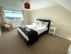 5 bedrooms, iron/ironing board, free WiFi, bed sheets