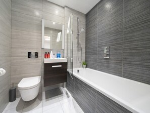 Dusche, Haartrockner, Handtücher