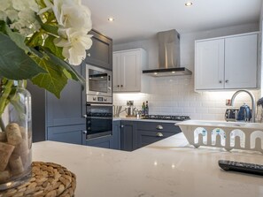 Fridge, microwave, dishwasher, toaster - Gorgeous 3BR Townhouse with  Garden South Belfast - Pass the Keys (Belfast)