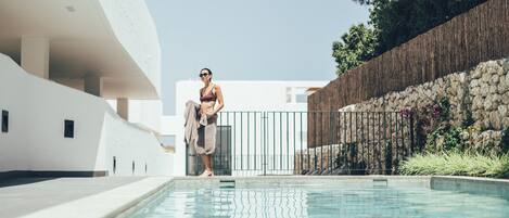 2 piscinas externas, funciona das 9h às 21h, espreguiçadeiras