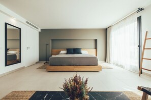 Superior Loft | Hypo-allergenic bedding, down comforters, pillowtop beds, minibar