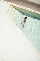 2 piscinas al aire libre (de 09:00 a 21:00), tumbonas