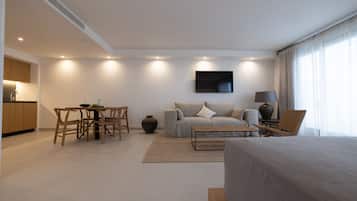 Deluxe Loft | Hypo-allergenic bedding, down comforters, pillowtop beds, minibar