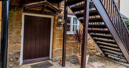 Rustic 2 bed flat, en-suite, parking, corporates