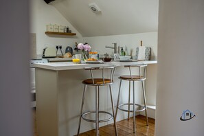 Private kitchen - Rustic 2 bed flat, en-suite, parking, corporates (Caldecott)