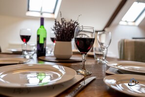 Dining - Rustic 2 bed flat, en-suite, parking, corporates (Caldecott)