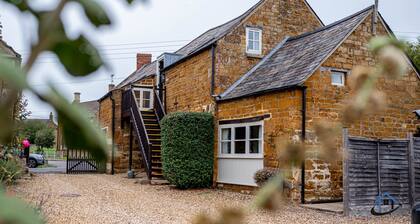 Rustic 2 bed flat, en-suite, parking, corporates