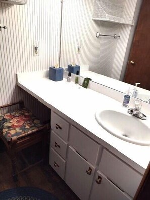 Combined shower/tub, hair dryer, towels