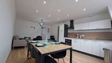 Réfrigérateur, micro-ondes, four, plaque de cuisson