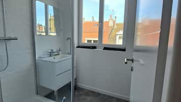 Douche, sĂšche-cheveux, serviettes fournies, savon