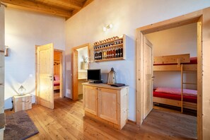 2 bedrooms, free WiFi, bed sheets, wheelchair access