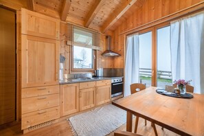 Kylskåp, ugn, spishäll och diskmaskin